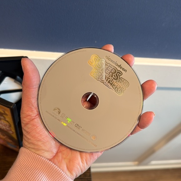 Nickelodeon Sisters and Brothers DVD - Yellow and Blue - Picture 3 of 6